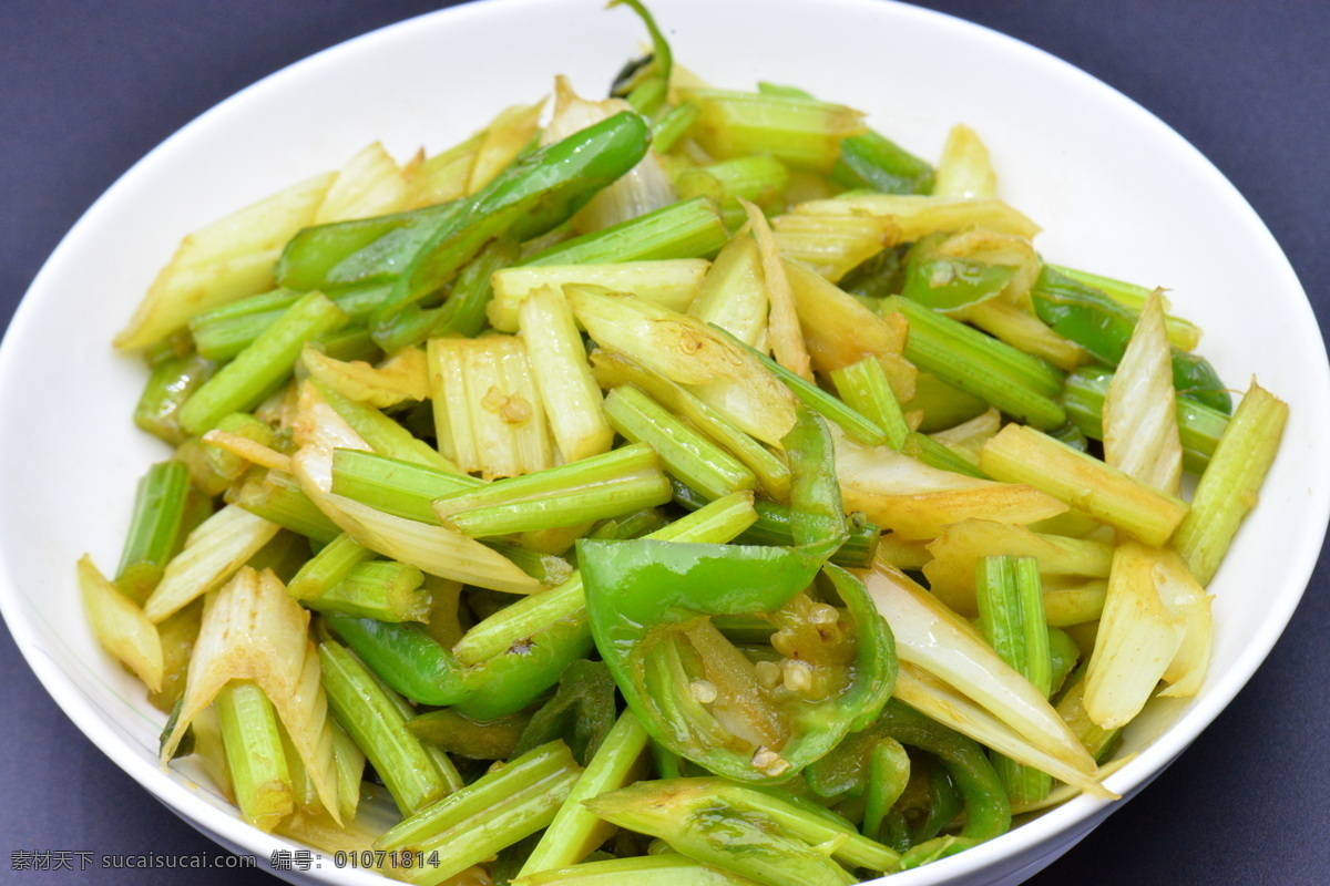 炒芹菜 食材 静物 概念 蔬菜 食品 炒菜 家常菜 熟食 热的 成熟的 中国 烹调 盘子 餐具 芹菜 尖椒 辣椒 膳食纤维 健康 饮食 中国菜 樱桃 水果 维生素 酸甜 黑色背景 美味 传统文化 无人 彩色图片 健康的 亚洲饮食 健康食物 有机食品 健康生活 膳食 餐饮美食 传统美食