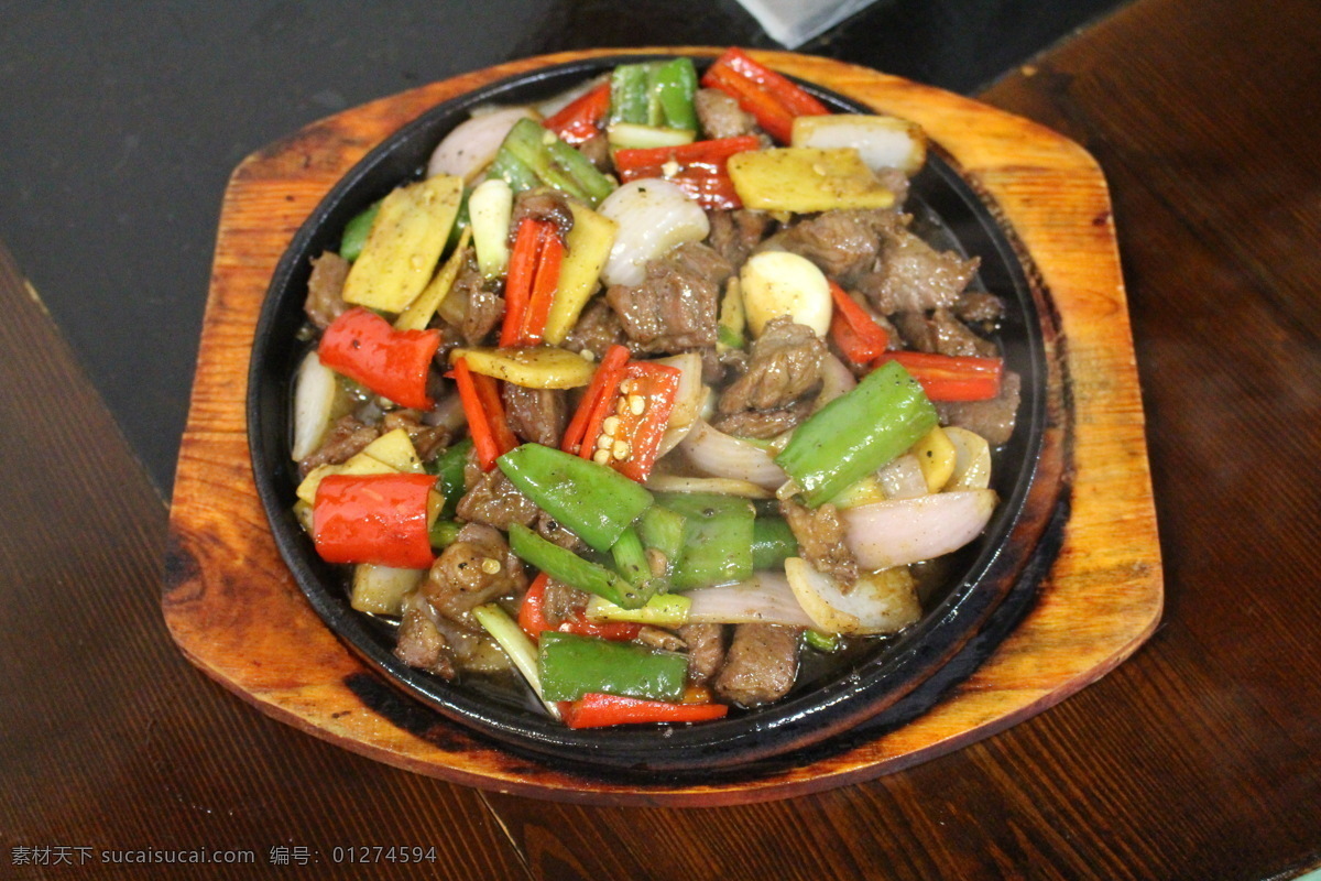 铁板牛肉 铁板烧 牛肉 红椒 青椒 焖 美食 餐饮美食 传统美食