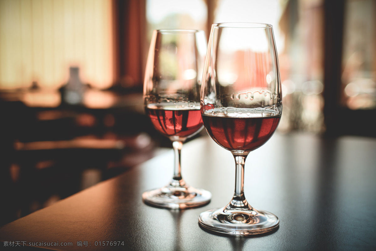 桌子上的红酒 红酒 桌子 高脚杯 杯子 室内 倒影 素材天下 餐饮美食 饮料酒水
