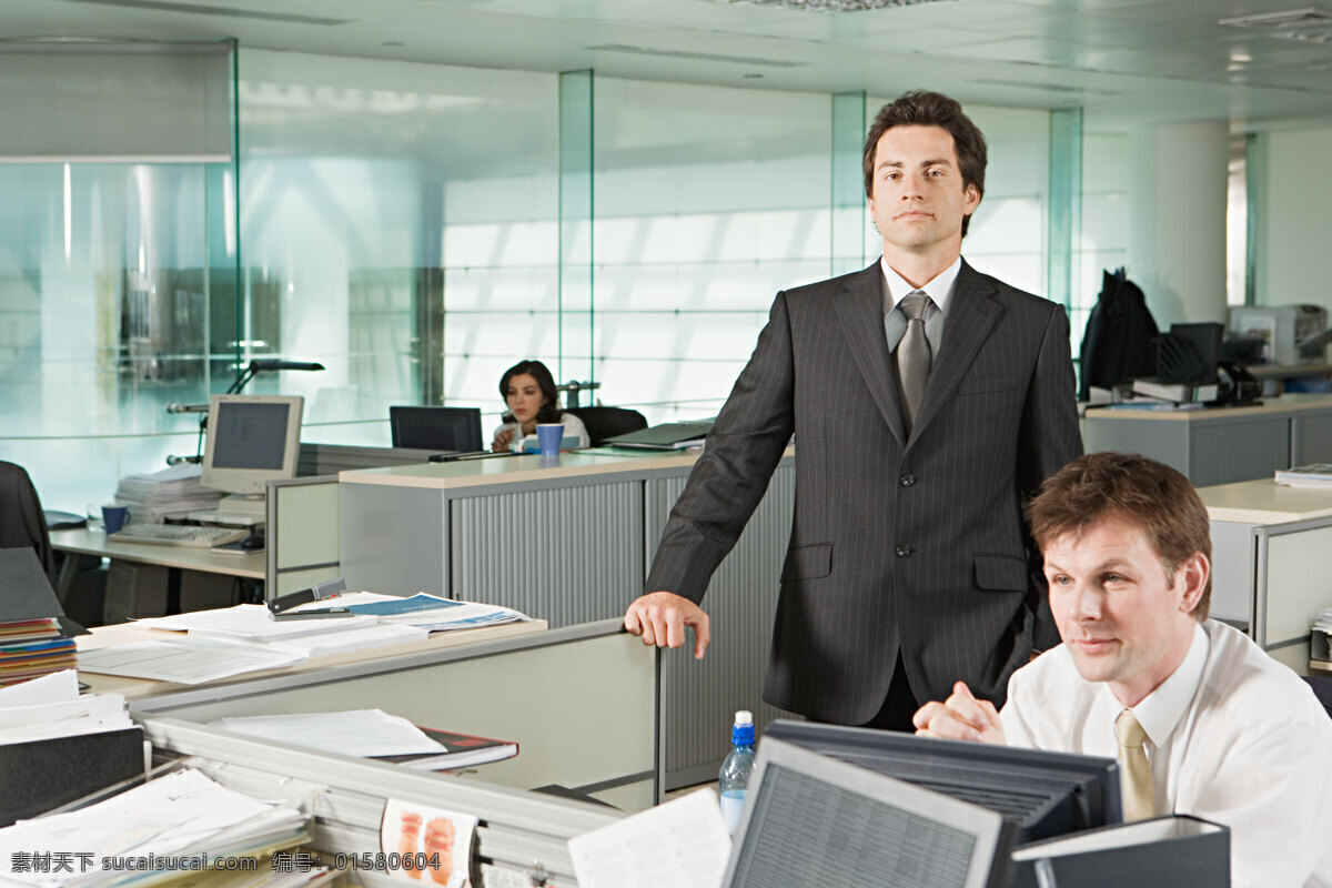室内 繁忙 办公 场景 工作场景 办公室 公司 办公区域 人物 商务人士 男士 外国男人 坐着 看 注视 站着 扶着 商务图片 高清素材 人物图片