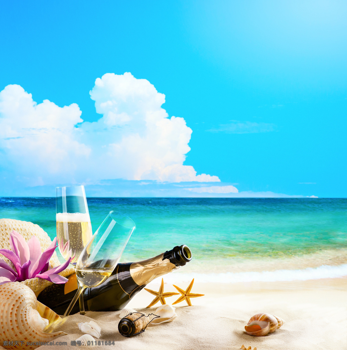 沙滩 上 玻璃瓶 蓝天 白云 大海 贝壳 海星 高角杯 玻璃杯 酒瓶 酒类图片 餐饮美食