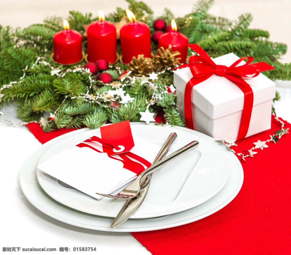 松枝 餐具 蜡烛 烛光 礼物 叉子 刀 盘子 圣诞节 美食图片 餐饮美食