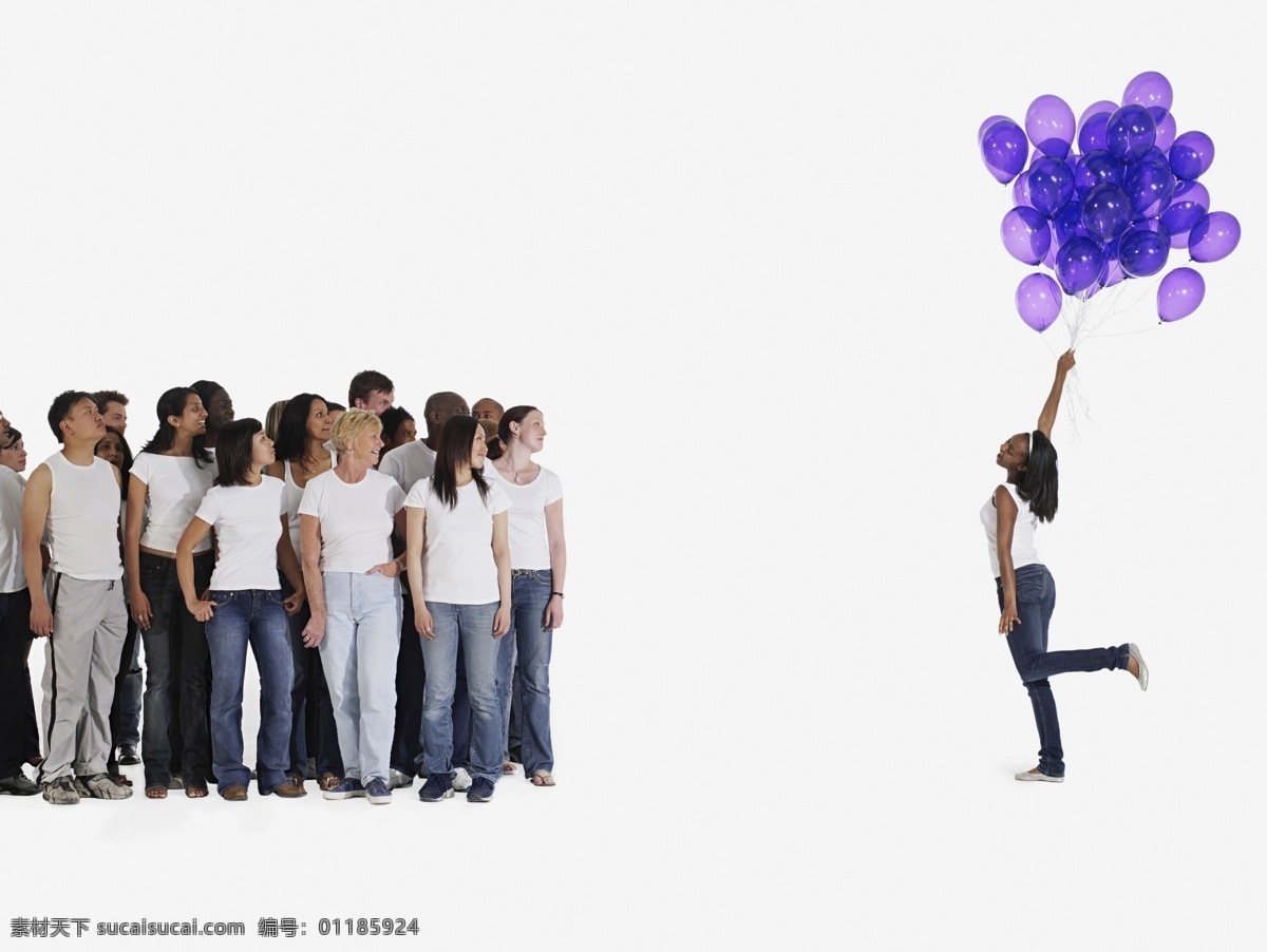 手 气球 女孩 人群 高清图片 外国 欧美 人物 人 站着 多个人 横构图 在一起 一群人 注视 观望 抬头 站立 人们 牛仔裤 白色t恤 紫色气球 休闲 紫色气球束 笑 快乐 高兴 望着 生活人物 人物图片