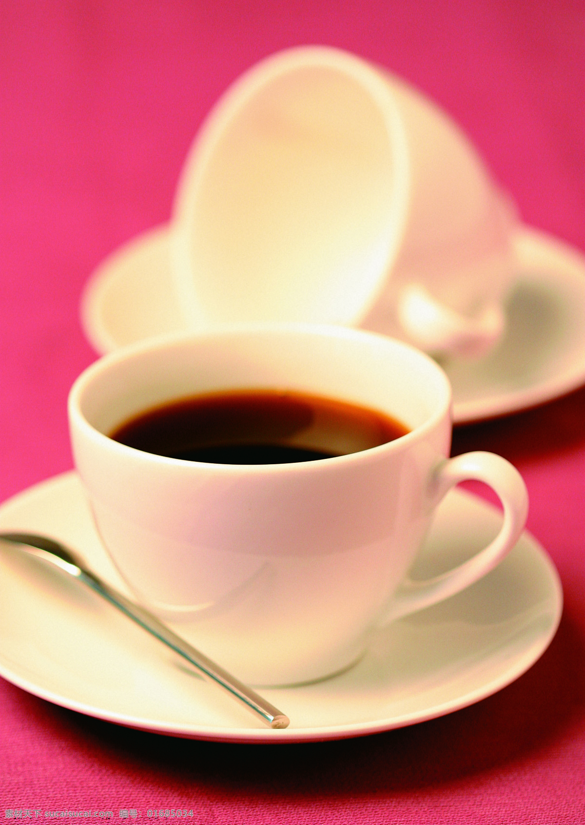 咖啡 咖啡杯 精致 白色咖啡杯 红色桌布 咖啡厅 咖啡勺 特写 香浓 黑咖啡 休闲时光 品味 生活 高清图片 咖啡图片 餐饮美食