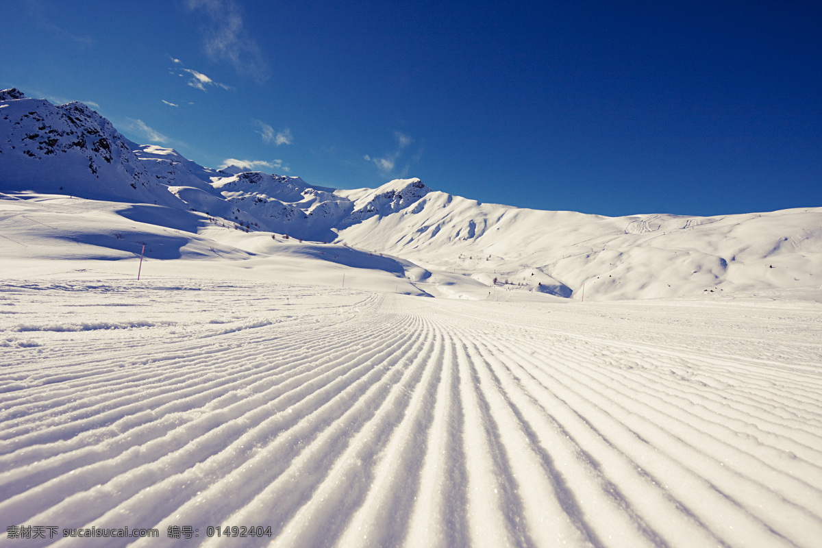 蓝天 下 滑雪场 滑雪场风景 滑雪公园风景 雪地风景 美丽雪景 滑雪图片 生活百科
