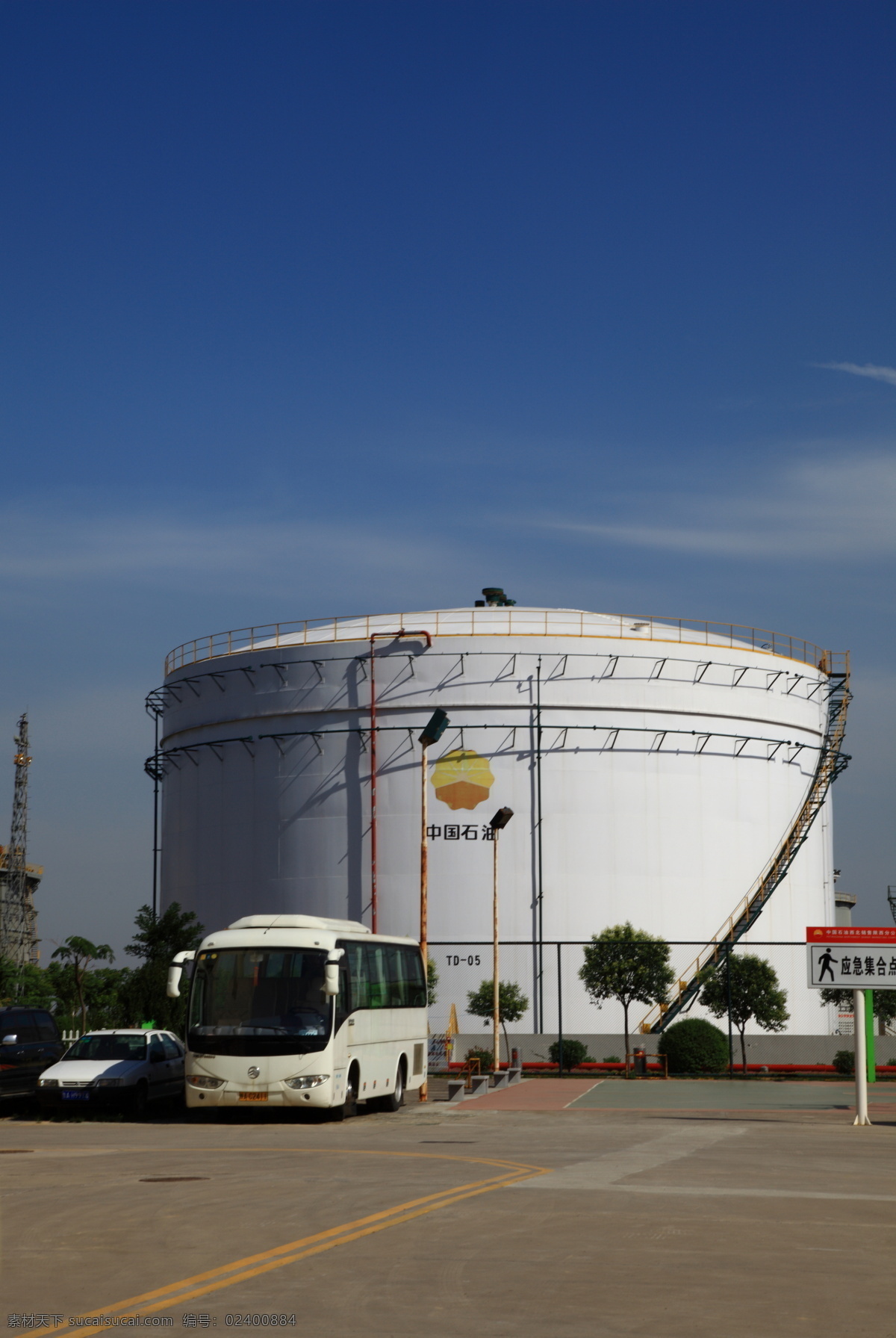 储油罐 白云 仓库 工业生产 蓝天 绿树 汽车 设备 现代科技 石油化工 设施 矢量图