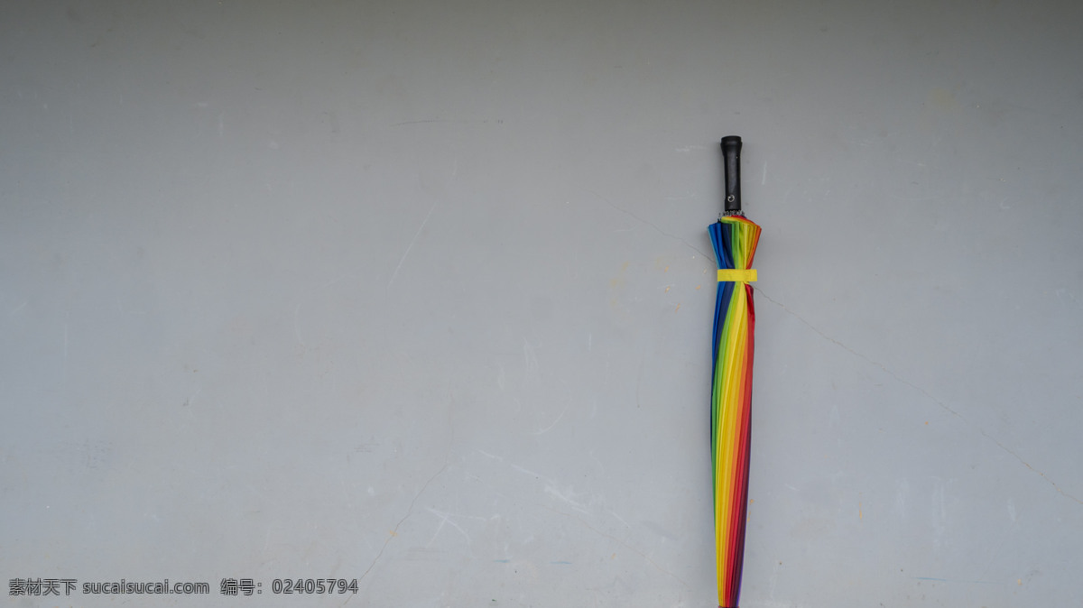 灰墙 里 彩色 商业摄影 墙壁 灰色 商业 雨伞 彩虹