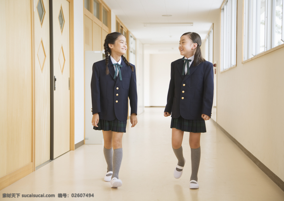 教室 走廊 上 小女孩 快乐儿童 女生 小学 孩子 学生 同学 学校 校园 教学 教育 高清图片 生活人物 人物图片