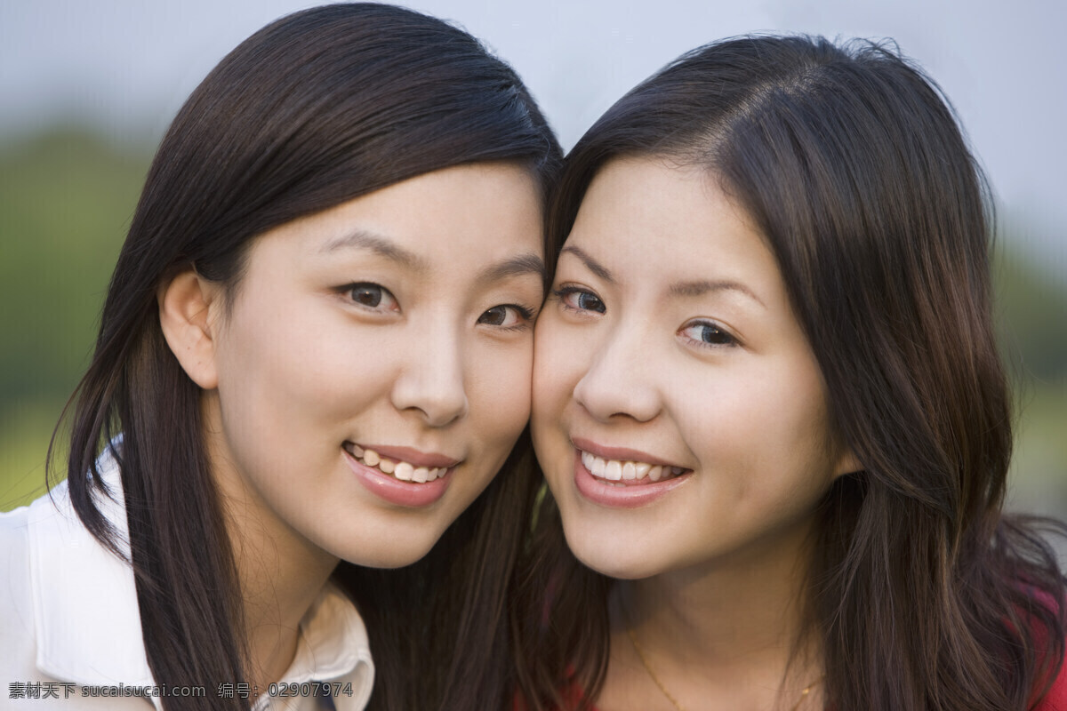 可爱 姐妹 活力青年 青春 女孩 少女 大学生 漂亮女孩 爱 幸福 快乐 团结 学生 美女 阳光 蓝天 高清图片 生活人物 人物图片