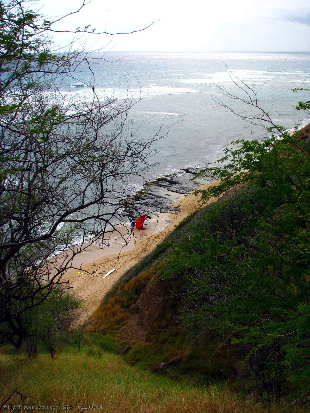 大海 国外旅游 黄色 旅游摄影 沙滩 树丛 夏威夷 小船 海滩 游人 悬崖 夏威夷海滩 旅游风光 psd源文件
