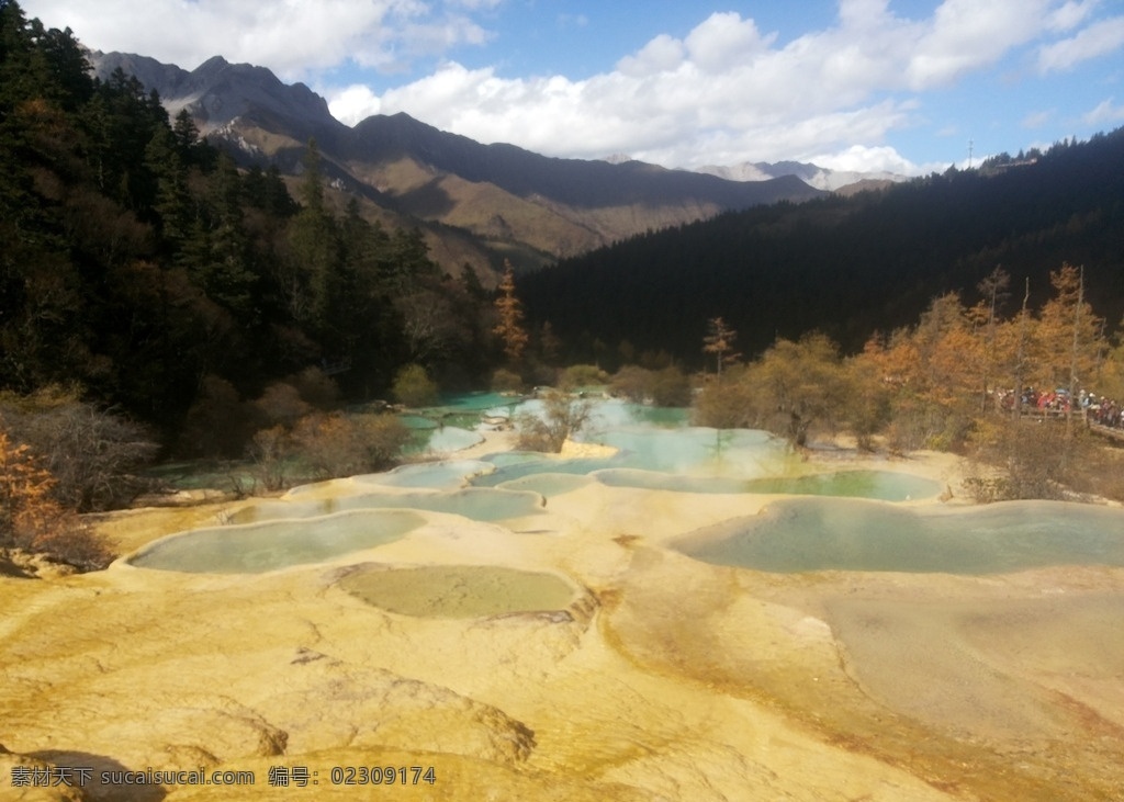 黄龙五彩池 四川 阿坝 黄龙风景区 五彩池 峡谷 高山 森林 蓝天 白云 旅游摄影 国内旅游