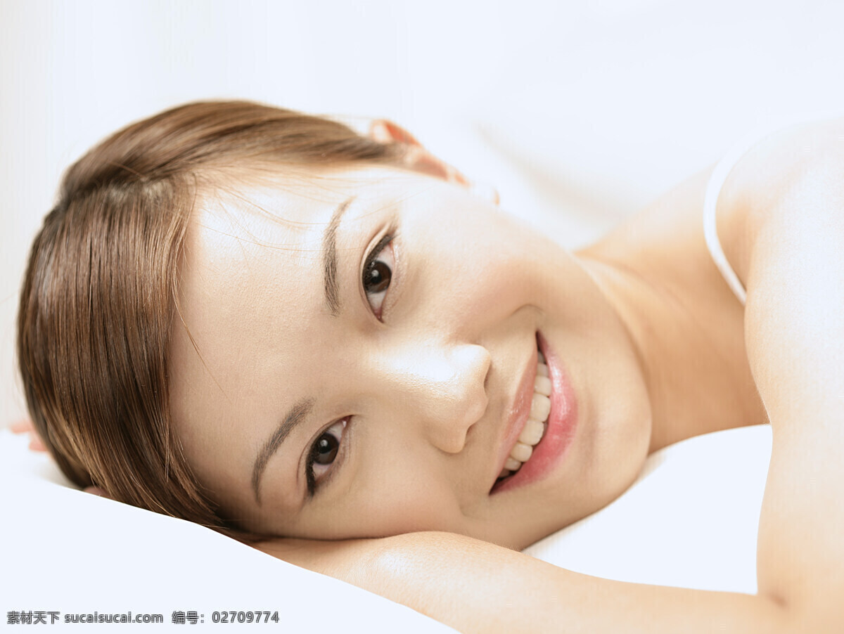趴在 床上 开心 微笑 女孩 趴着 快乐 人物 模特 女性女人 人物图库 高清图片 美女图片 人物图片