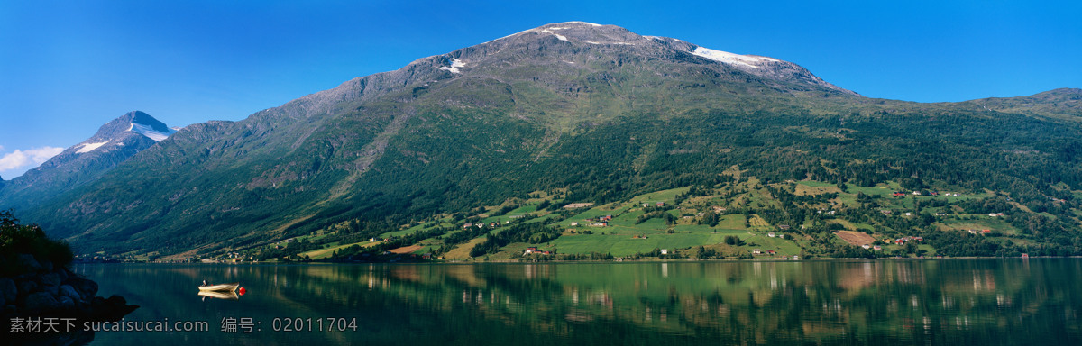 高大的山峰 风景 宽幅风景图 美境 宽阔 高大 山峰 水面 天空 雄伟 自然风景 自然景观 蓝色