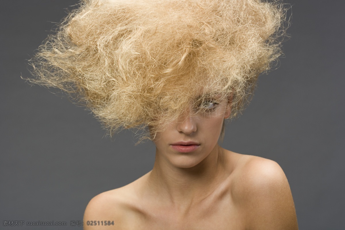 爆炸 发型 时尚 美女图片 人物 女人 外国女人 卷发 烫发 黄发 染发 做头发 发型设计 皮肤 光滑嫩白 性感 裸露 高清图片 人物图片