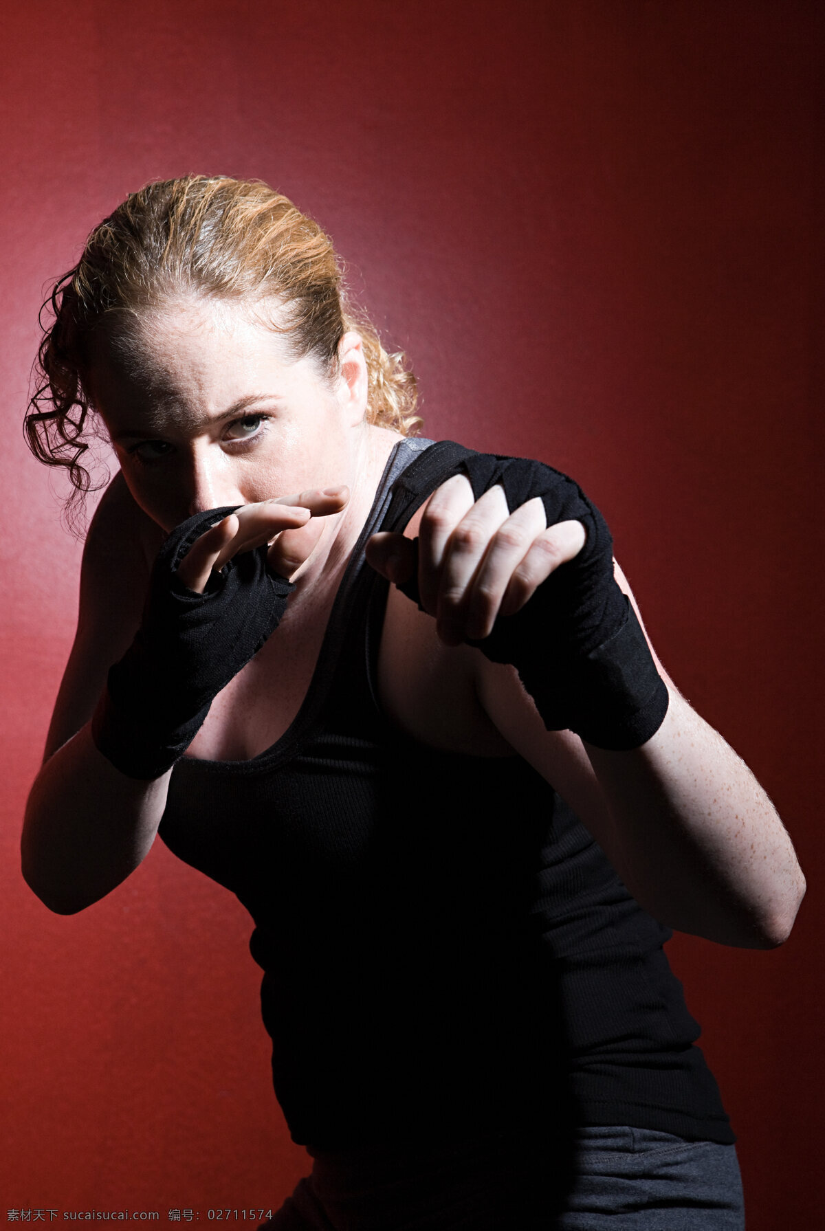 做 搏击 姿势 女 拳击手 仇视 凶狠 较量 比赛 女性 暴力 拳击 运动 运动员 拳击运动 高清图片 商务人士 人物图片