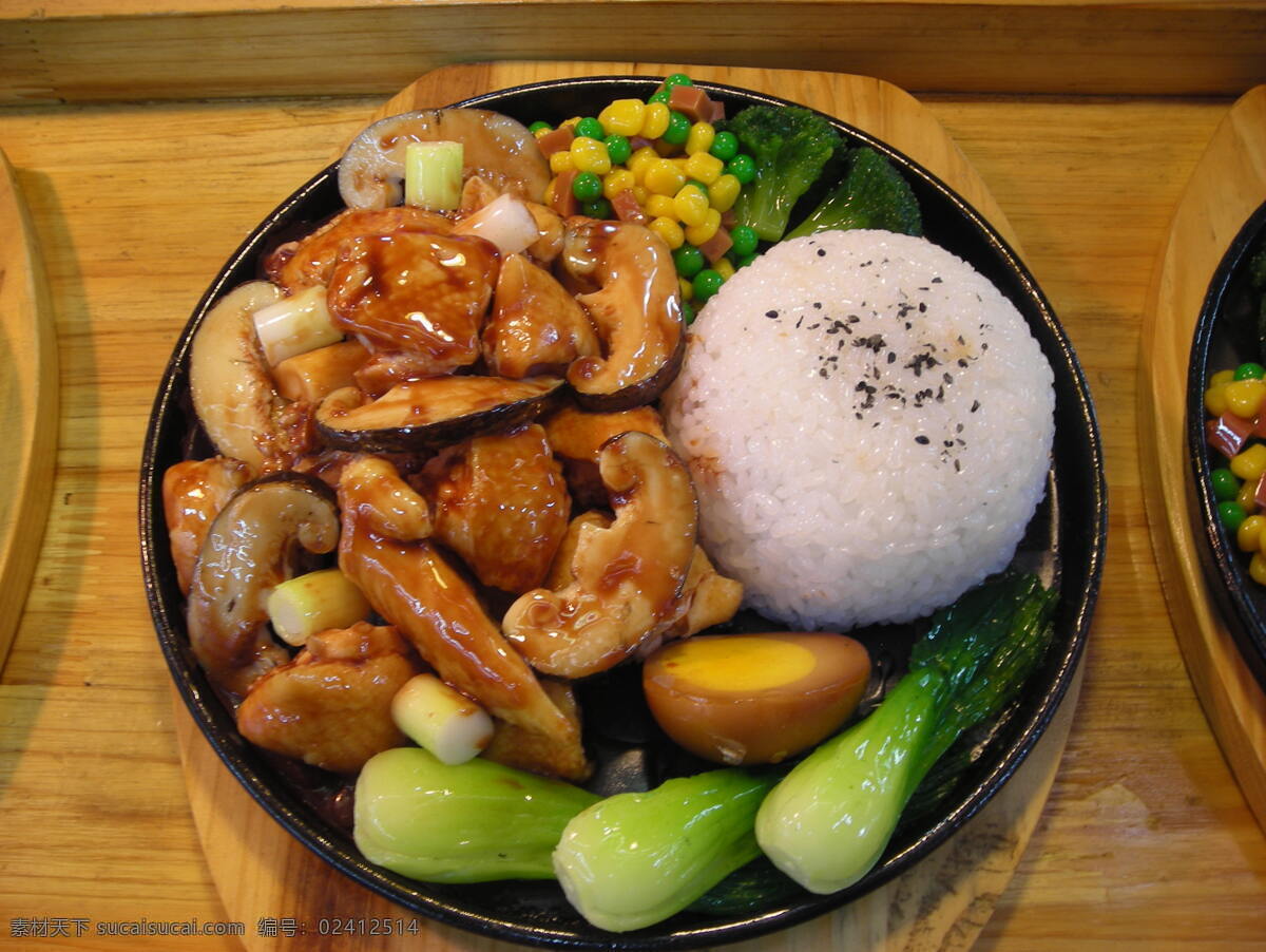 香菇鸡铁板饭 香菇 鸡 鸡肉 大葱 白菜 饭 火腿 玉米豆 青豆 鸡蛋 铁板 美食 美味 快餐 餐饮美食 传统美食 摄影图库