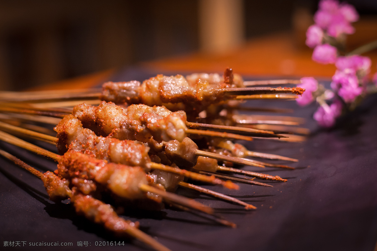 烧烤 烤串 烤肉 烧烤照片 烤肠 鸡脆骨 烧烤摄影 烤串摄影 烤串照片 竹签 盘子 餐饮美食 传统美食