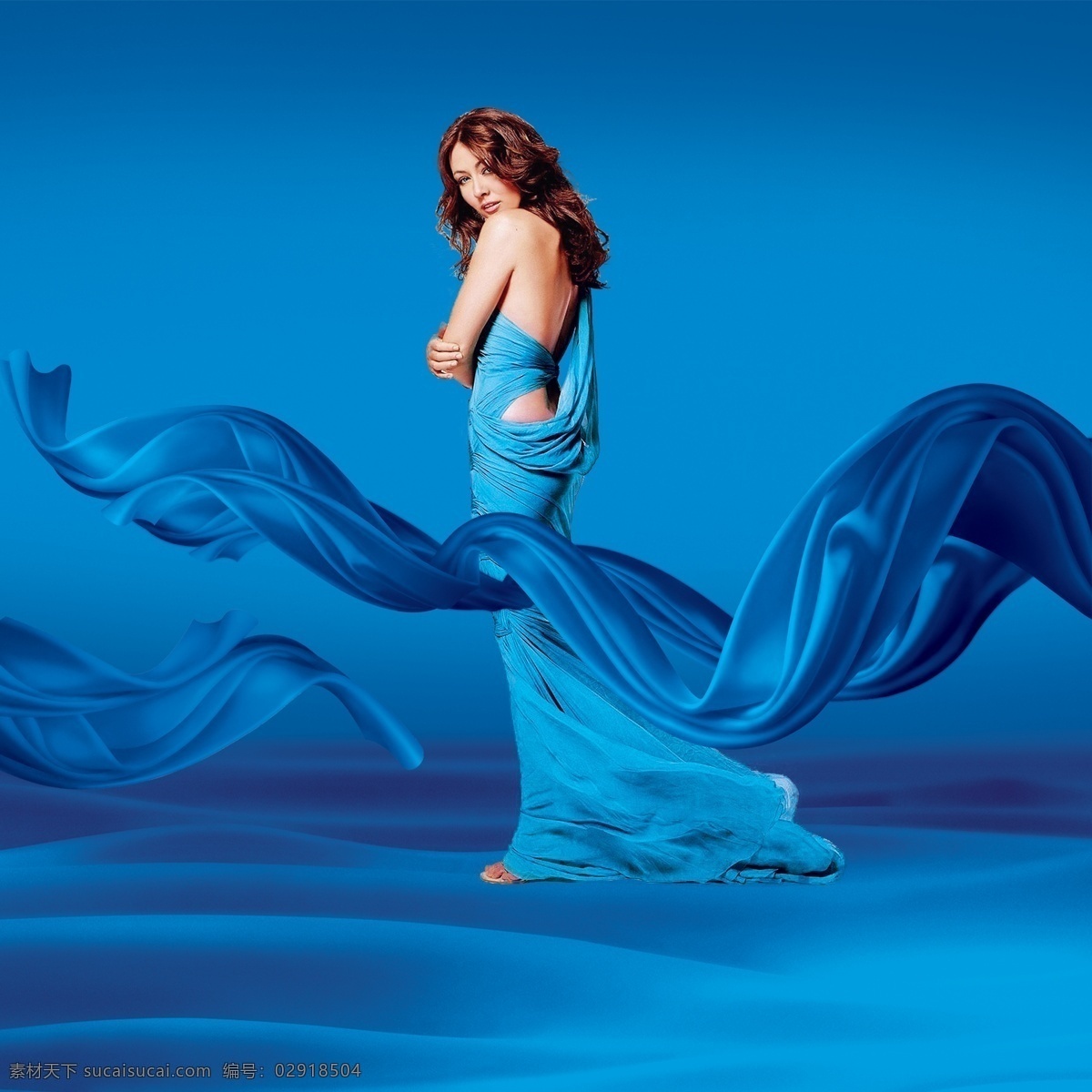 美女 蓝色 礼服 丝绸 海洋 蓝色礼服 蓝色丝绸 蓝色海洋 背景素材 广告元素 海报素材