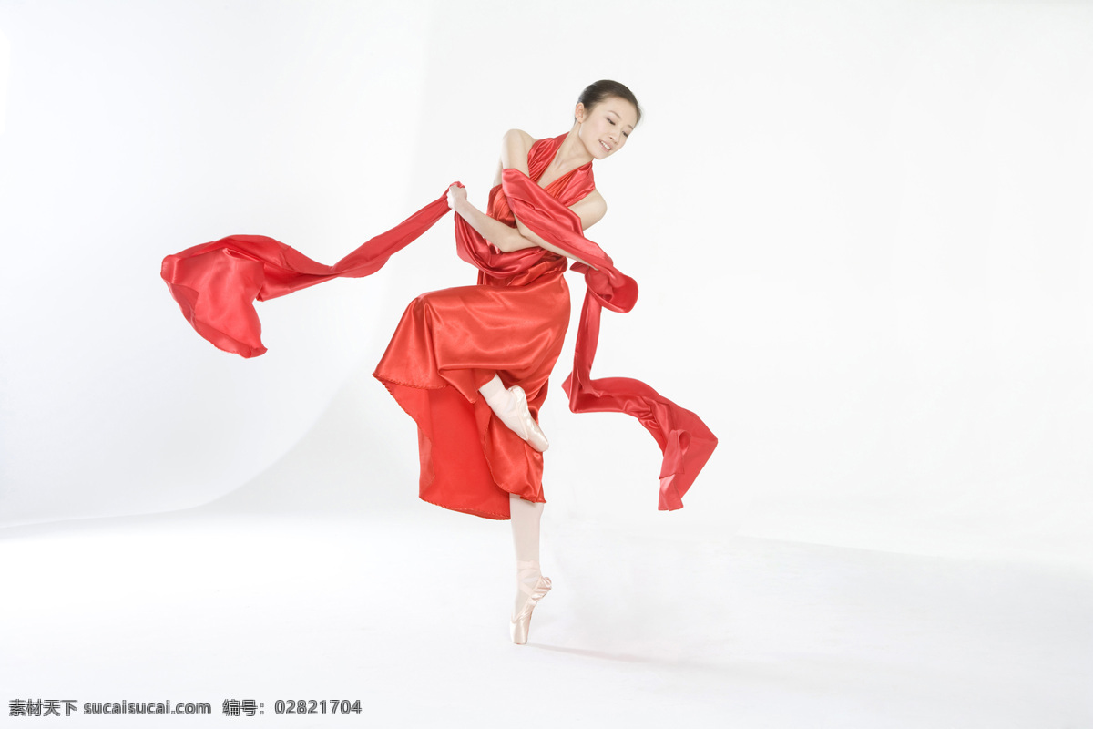 民族舞 裙子 红色 激情 舞蹈 现代舞 表演 舞者 热情 优美 全身像 女性 平衡 丝绸 丝带 飘带 飘逸 女性女人 人物图库