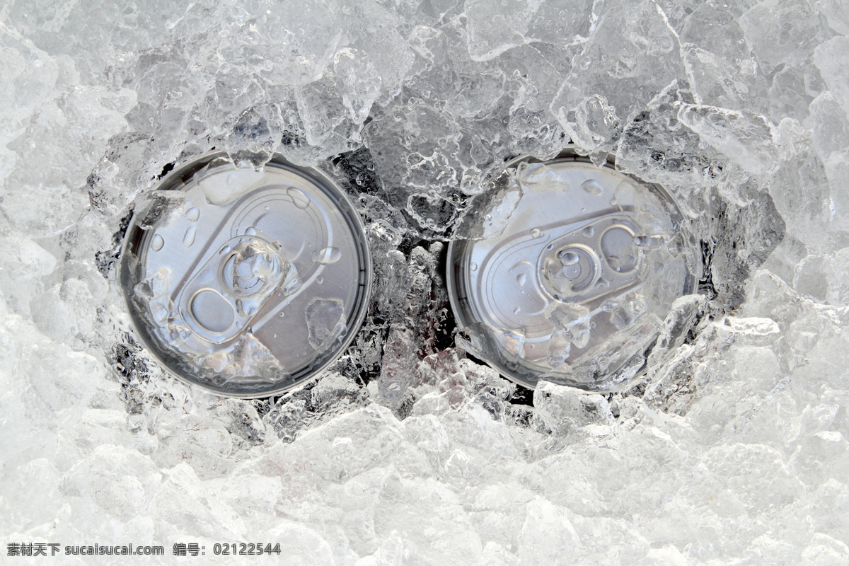 冰块 可乐 饮料 啤酒 易拉罐 罐子 冰冻的饮料 冰爽 水珠 背景图片 酒类图片 餐饮美食