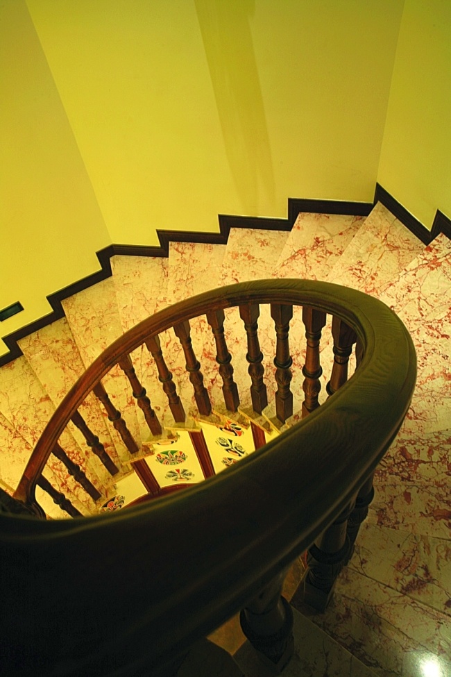 简约 艺术 现代 风 旋转 楼梯 过道 别墅 效果图 暖 黄色 风格 旋转楼梯 走廊 壁画 室内设计 家装效果图