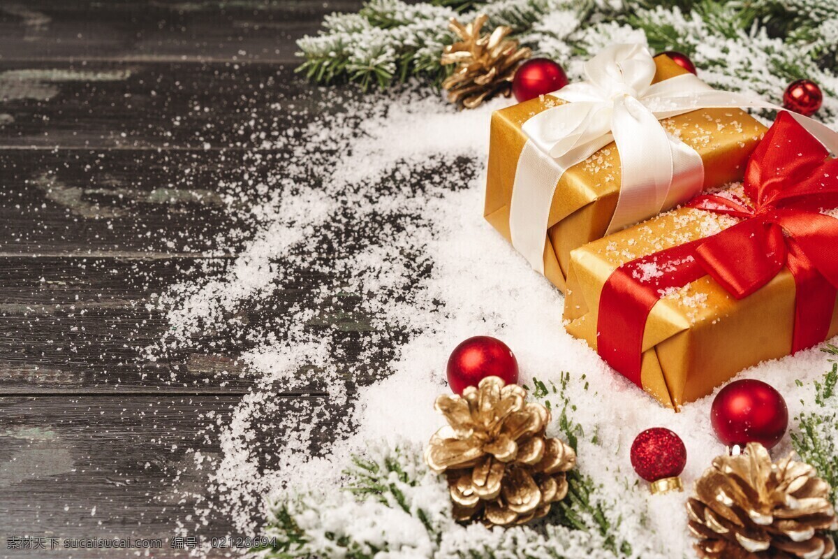 树枝 圣诞球 礼物 盒 树枝圣诞球 圣诞礼物盒 白雪 木板 金色 松枝 礼物盒 礼盒 挂球 吊球 近景 生活百科 生活素材