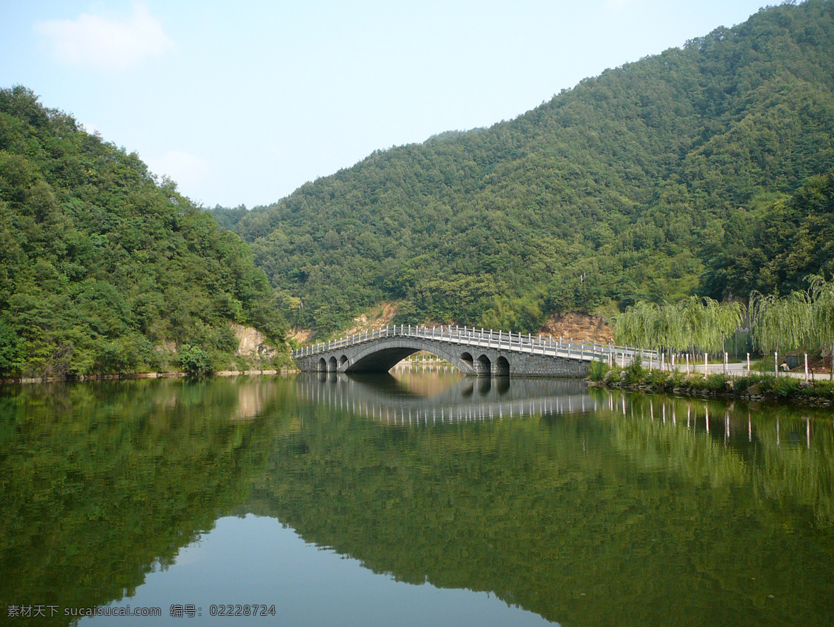 重渡沟 洛阳重渡沟 拱桥 关公湖 山林 蓝天 白云 山峰 国内旅游 旅游摄影