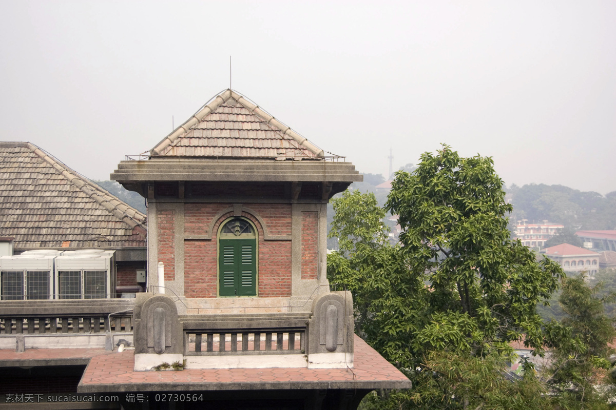 风景名胜 阁楼 鼓浪屿 红砖 护栏 建筑 空调 绿树 鼓浪屿建筑 厦门 郑成功纪念馆 红瓦 阳台 避雷针 屋顶 远山 自然景观 psd源文件