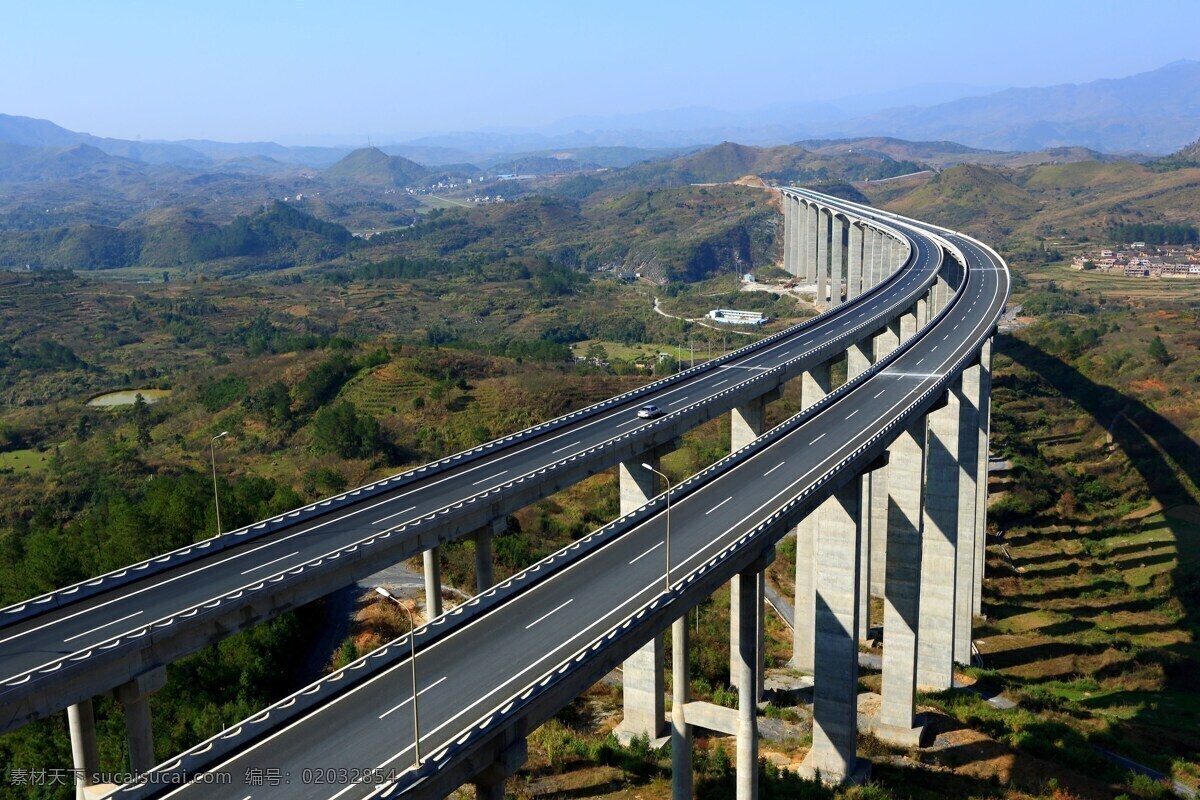 高速公路 高架桥 桥墩 路面 双向道 标线护栏 车辆 高等级 快速公路 山丘 盆地 梯田 蓝天 景观 旅游摄影 建筑风光 国内旅游