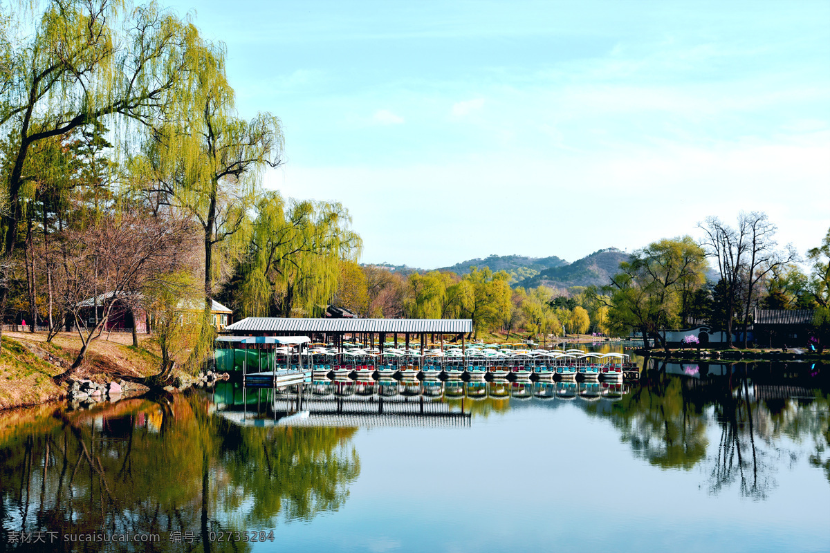 避暑山庄风景 河北承德 风景名胜区 十大风景区 风景 景色 观光旅游 文物保护 蓝天白云 群山 树木 柳树 游船 湖水 小桥 国内旅游 旅游摄影