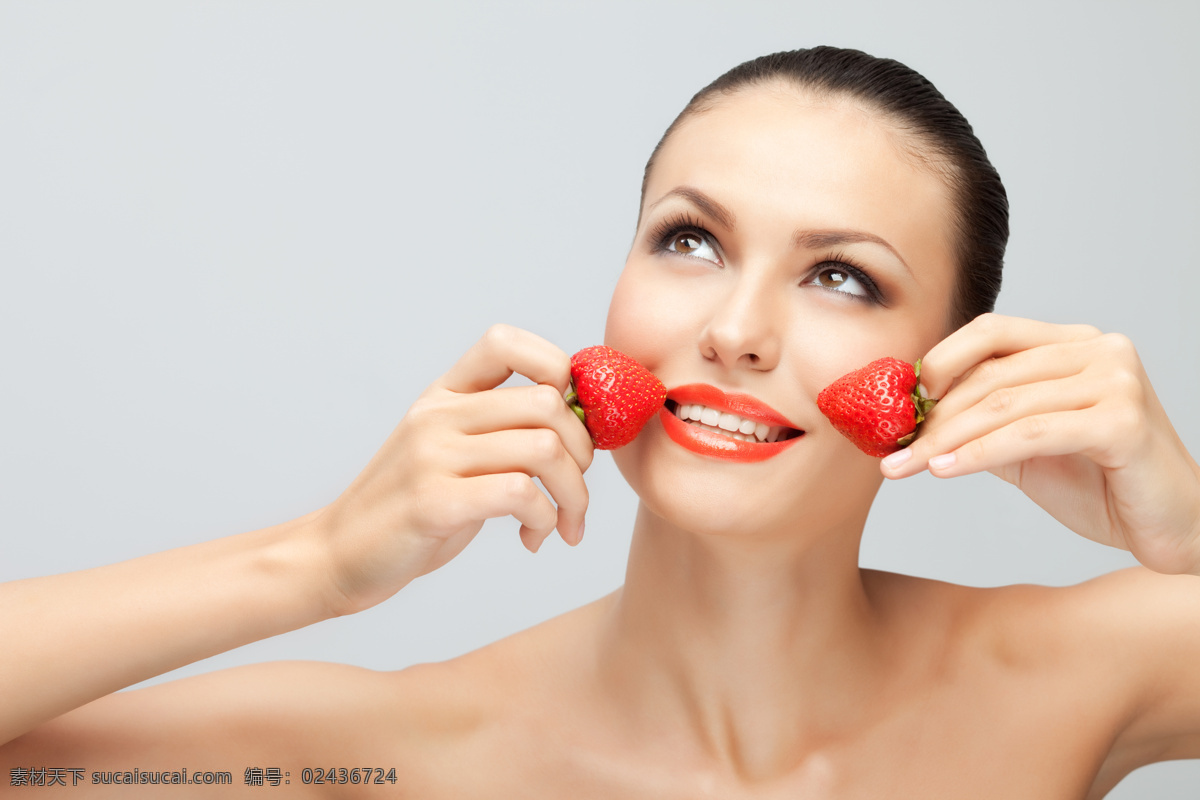手 草莓 白皙 美女图片 女性 性感美女 美女模特 时尚美女 美女写真 摄影图 美容模特 皮肤美白 水果 人物图片