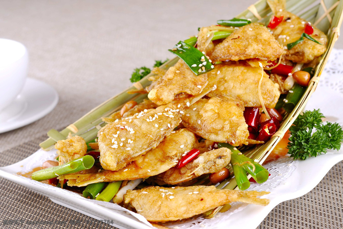 香辣扒皮鱼 扒皮鱼 小鱼 干炸扒皮鱼 炸鱼 新式菜 美食 传统美食 餐饮美食