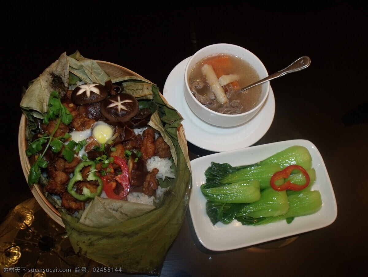 冬菇 云耳 滑 鸡笼 仔 饭 鸡肉 笼仔饭 青菜 鸡汤 西餐美食 餐饮美食