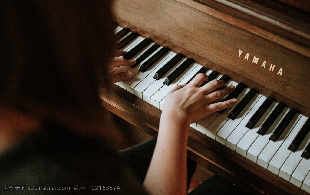 弹 钢琴 手 弹钢琴的手 雅马哈钢琴 乐器 钢琴键 人的手 音乐 键盘 cc0 公共领域 大图 人物图库 日常生活