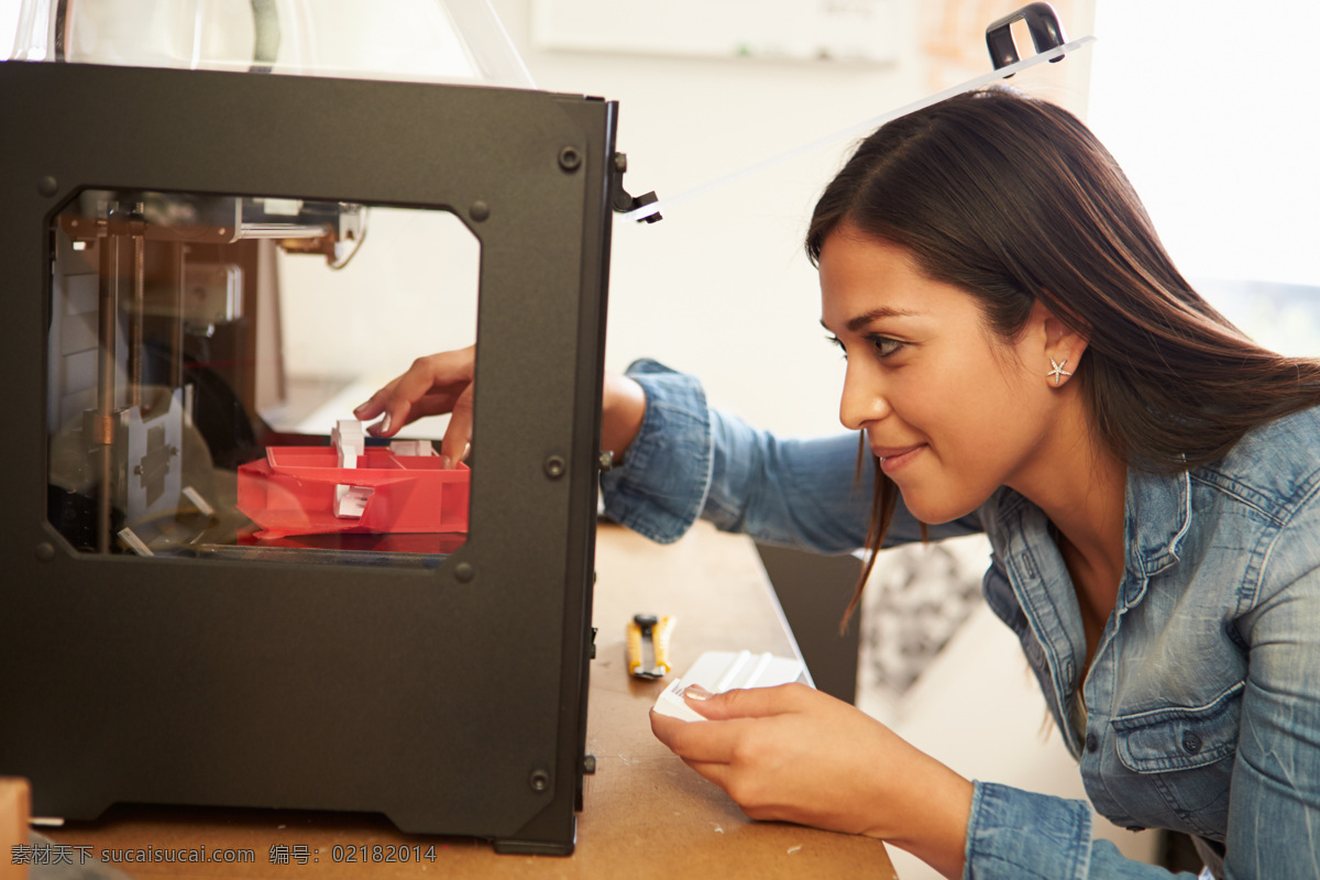 正在 操作 3d 打印机 美女图片 3d打印机 3d模型打印 三维打印机 3d打印技术 其他类别 生活百科
