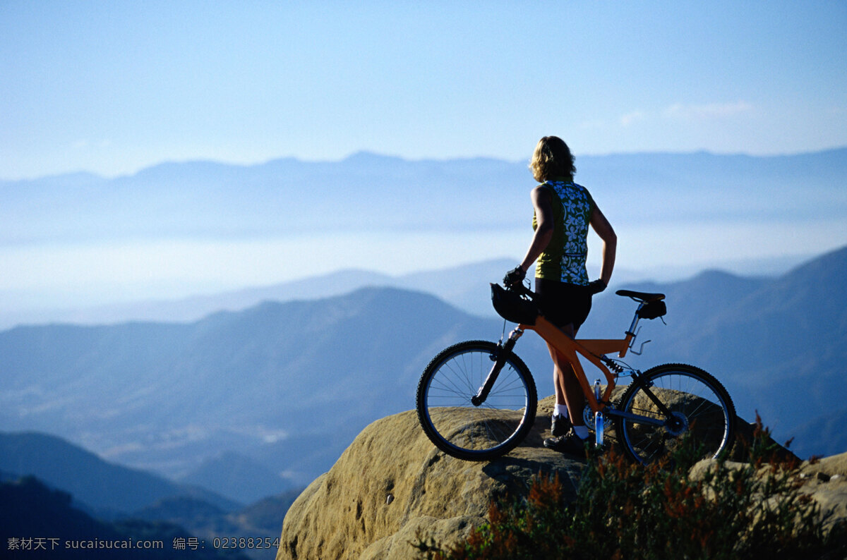 运动的人 眺望 人 运动 自行车 山峦 顶峰 文化艺术 体育运动 运动中的人 摄影图库