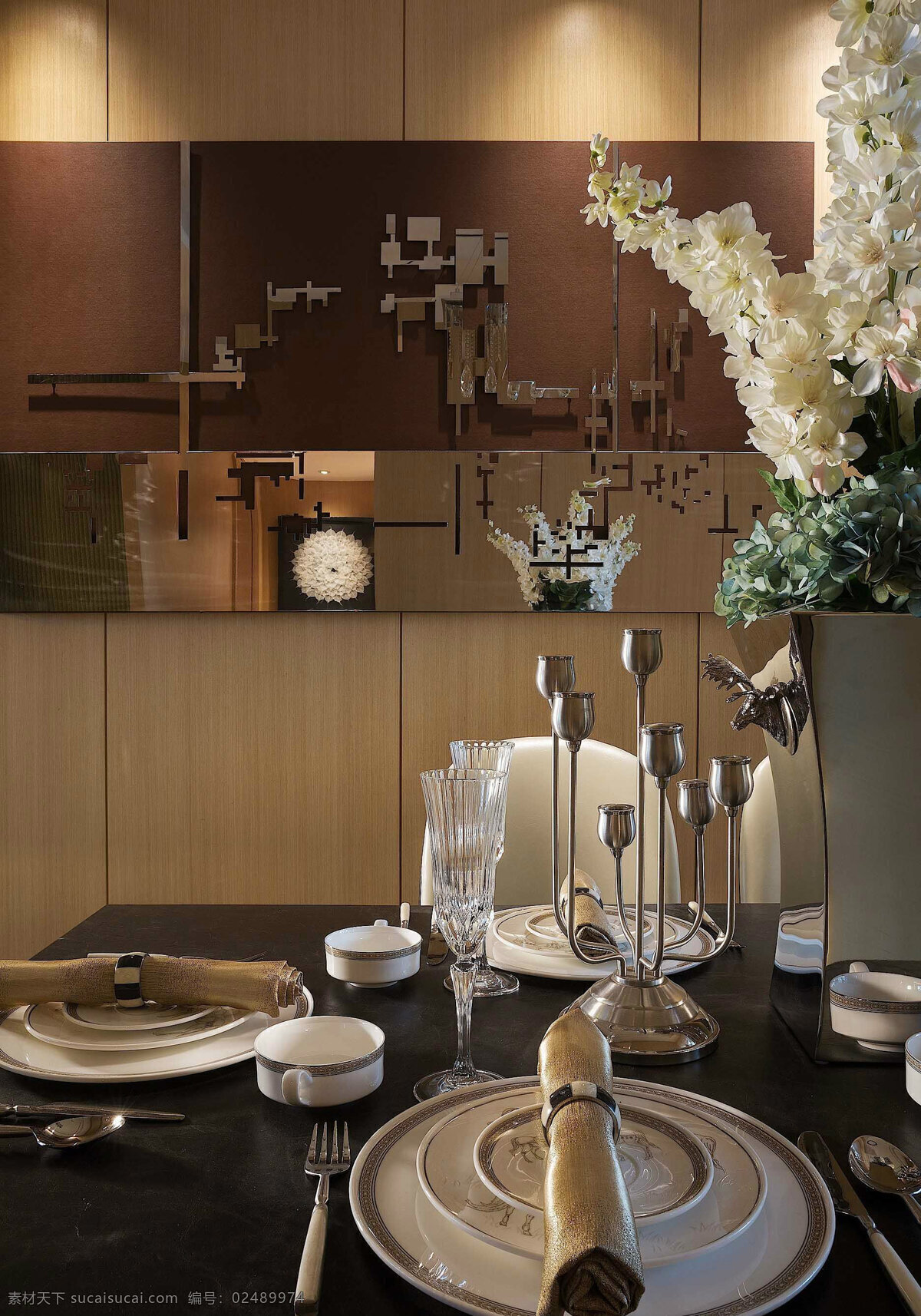 室内 餐厅 餐 壁画 桌 欧 装修 效果图 欧式 现代 圆形精美 瓷质餐具 刀叉 铜质摆件
