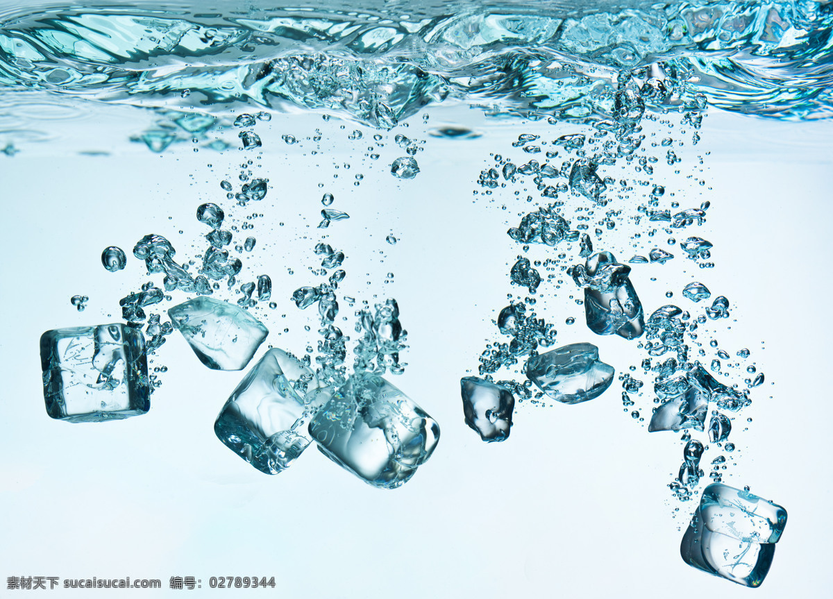 放入 水里 冰块 泡沫 动感水花 水纹背景 冰 冰块摄影 冰水烈火 生活百科 白色