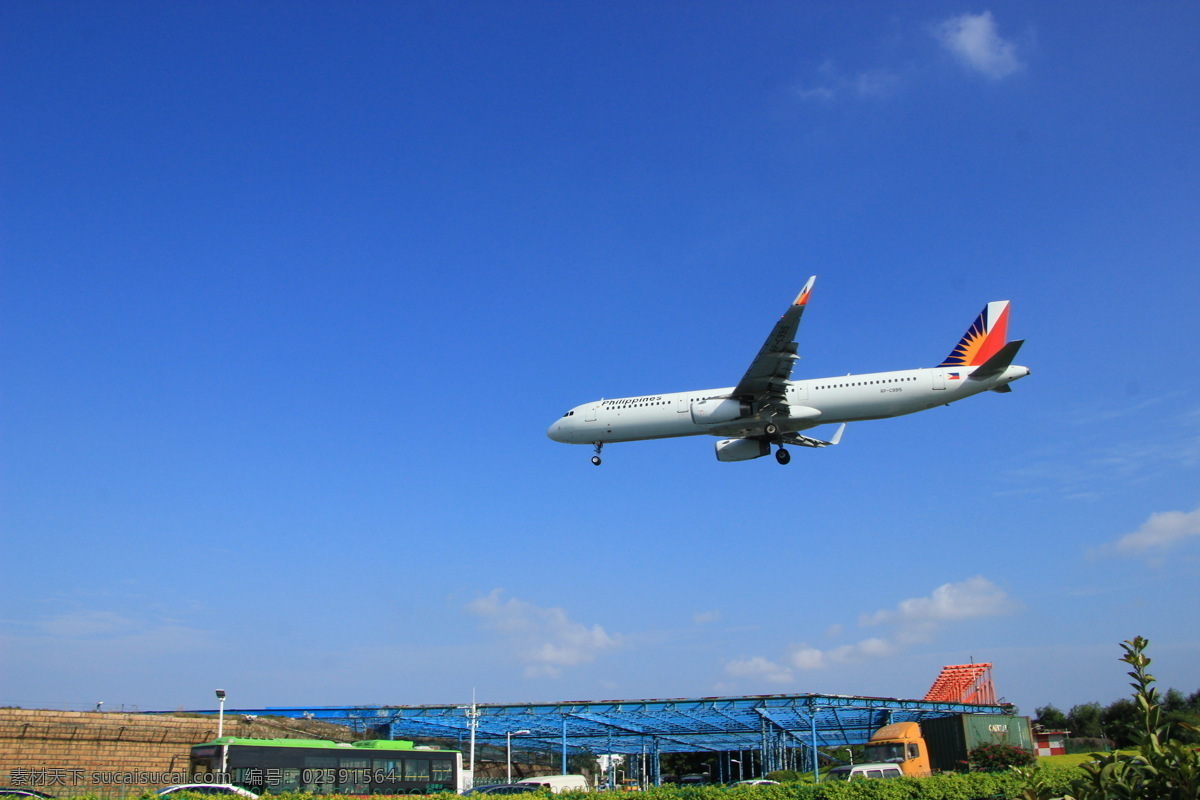 飞机着陆 厦门 高崎机场 飞机 着陆 蓝天 白云 交通工具 航空 城景 现代世界 现代科技