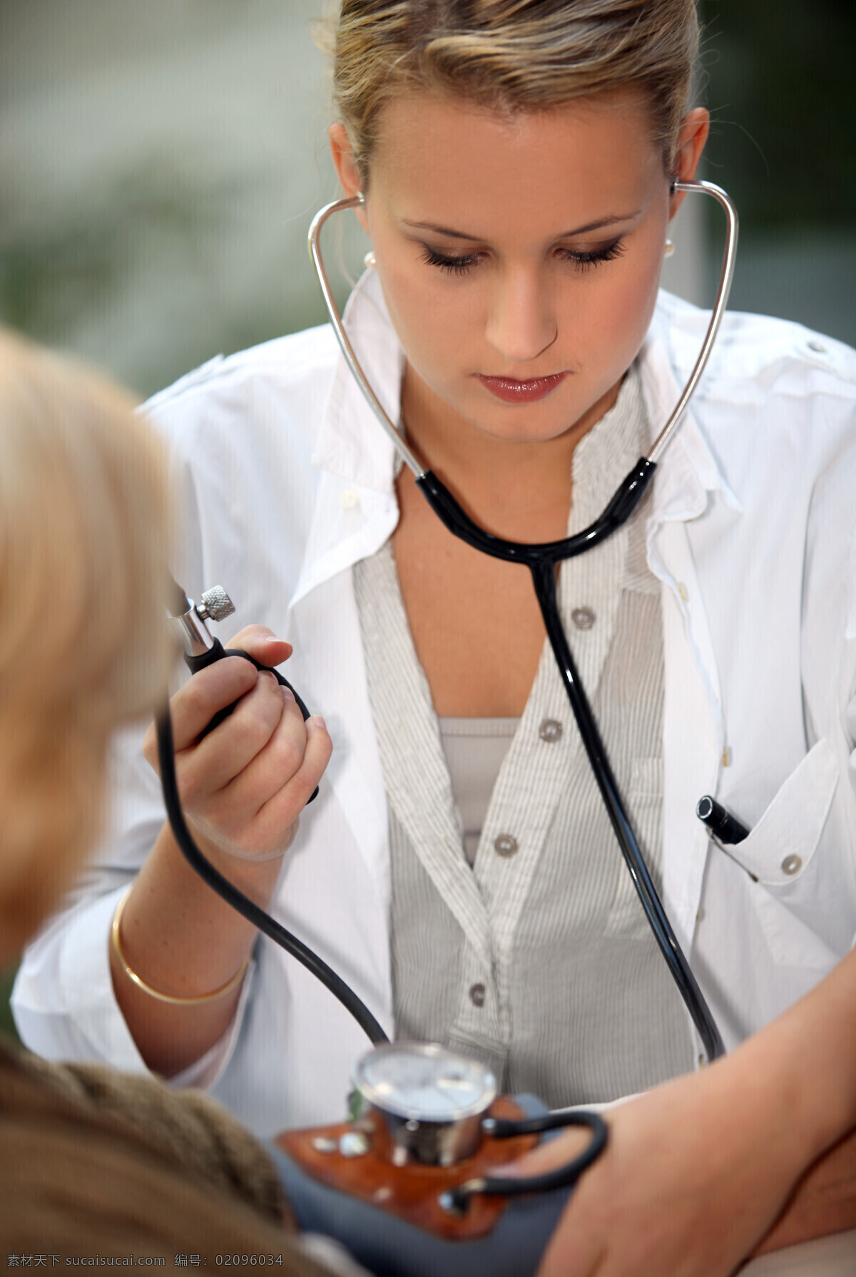 美女 医生 病人 量 血压 外国美女 女医生 大夫 听诊器 量血压 血压计 商务人士 人物图片