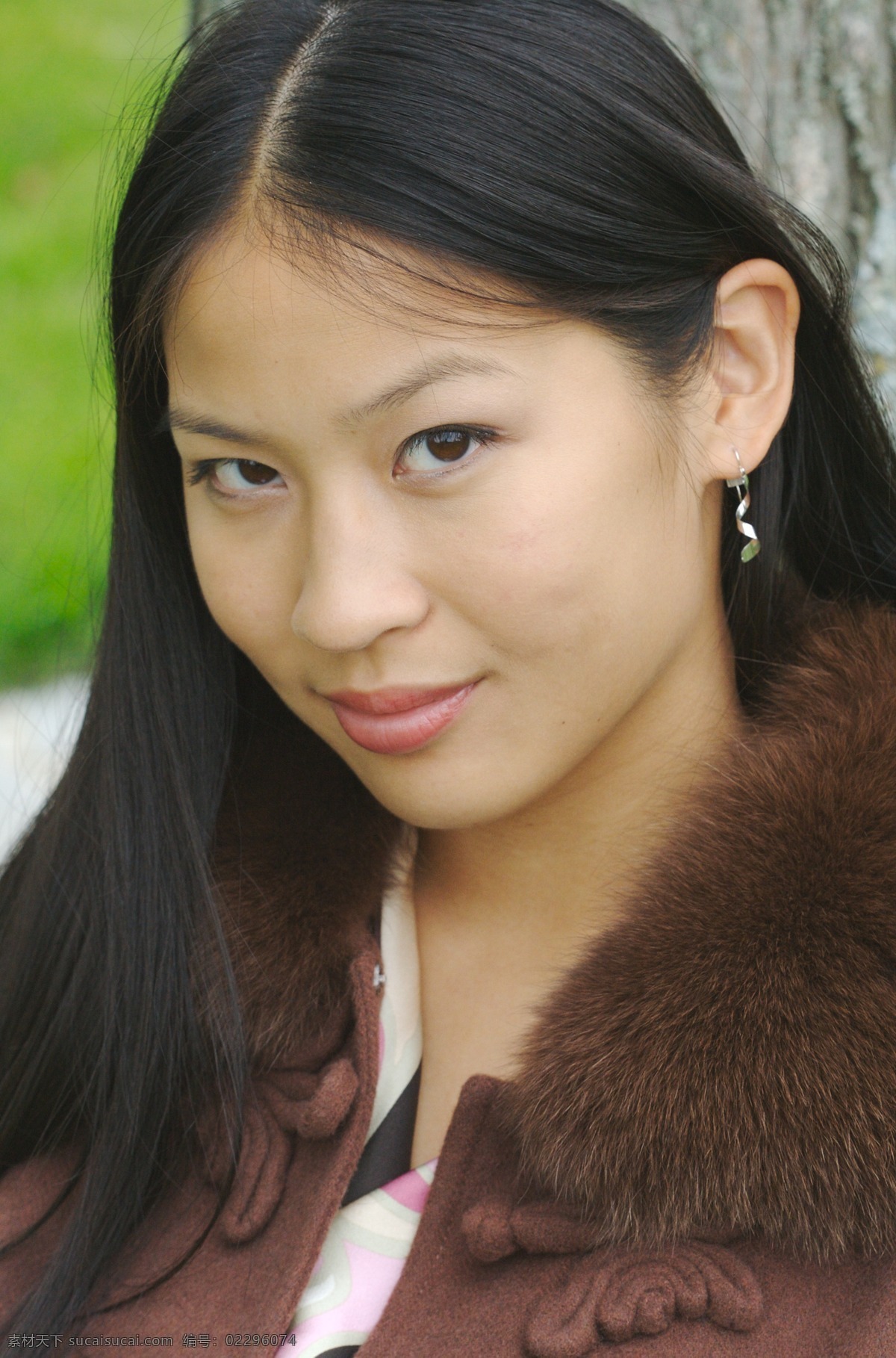 加拿大 华裔 女子 青丝秀发 淡淡细眉 端鼻红唇 动人眼神 毛领羊绒衫 漂亮女人 外国华人 女性人物写真 女人 女性女人 人物图库