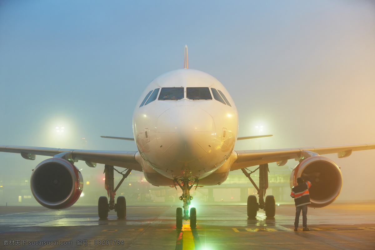 浓雾 中 客机 飞机 交通工具 跑道 汽车图片 现代科技
