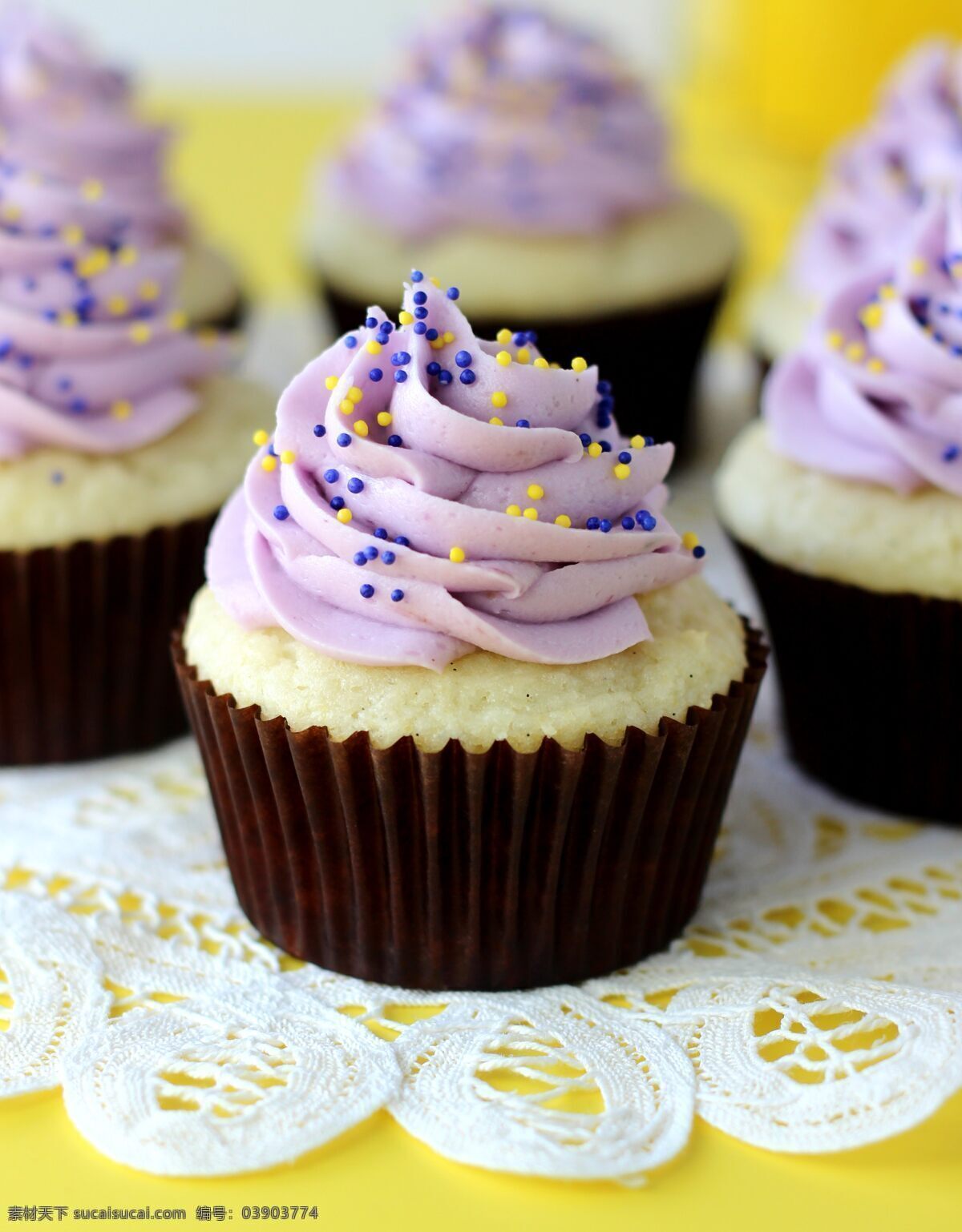 浪漫 紫色 纸杯 蛋糕 纸杯蛋糕 奶油 甜点装饰 聚会 diy 美味 美食 甜点 面食 面点 蛋糕甜点 西餐美食 餐饮美食