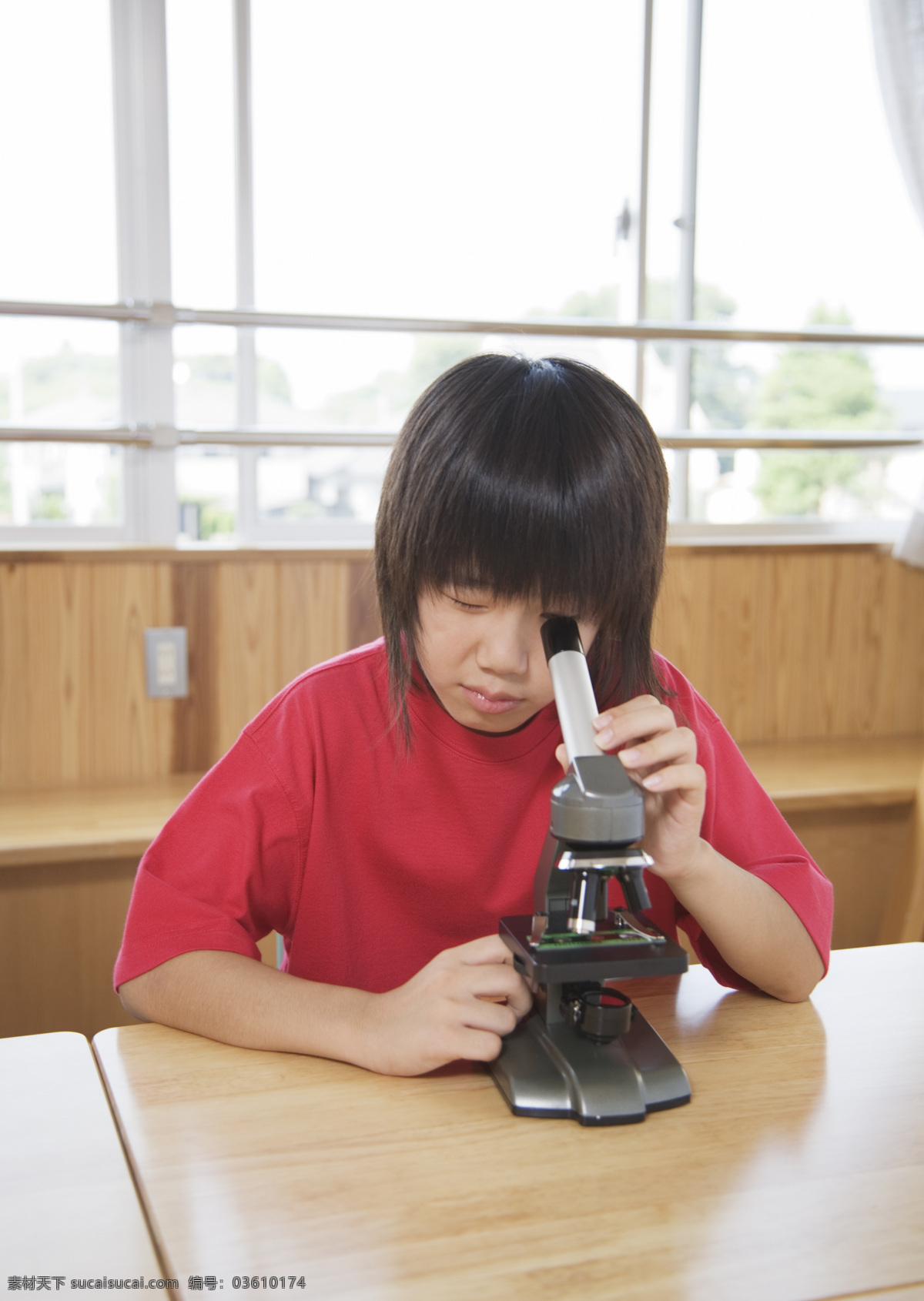 生物课 上 小女孩 快乐儿童 观察 显微镜 学习 女生 小学 孩子 学生 同学 学校 校园 教学 教育 高清图片 生活人物 人物图片