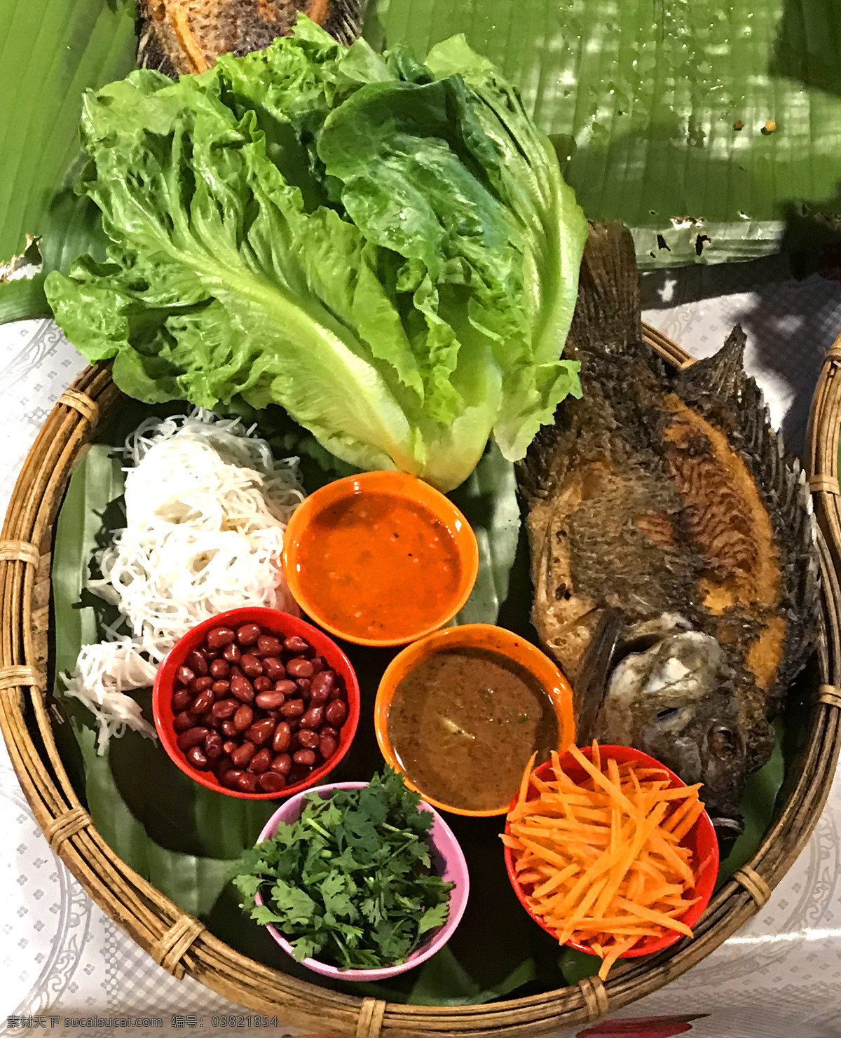菜包鱼 中国 云南 西双版纳 傣族 美食 鱼 蔬菜 特色 菜肴 民族风味 竖构图 餐饮美食 传统美食