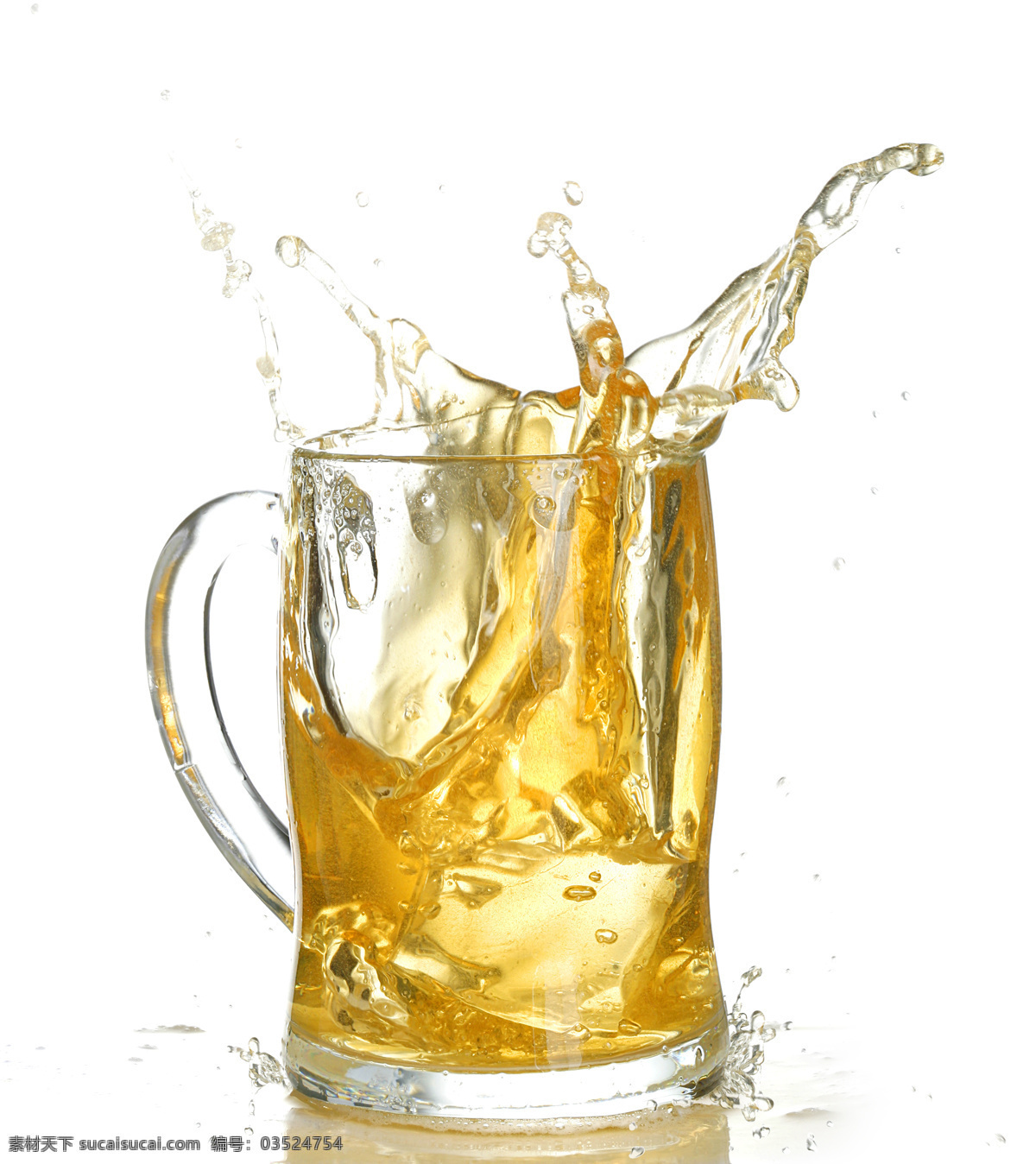 酒 啤酒 干杯 酒杯 啤酒杯 盛满 玻璃酒杯 泡沫溢出 泡沫 清凉 清爽 酒类 摄影图片 高清图片素材