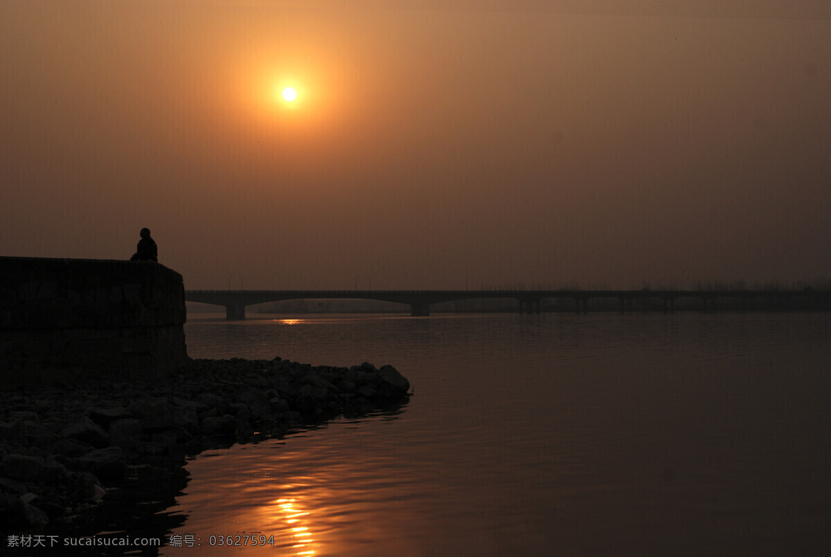 江边 夕阳 剪影 江 桥 人影 水波 自然风景 江边夕阳剪影 自然景观 psd源文件