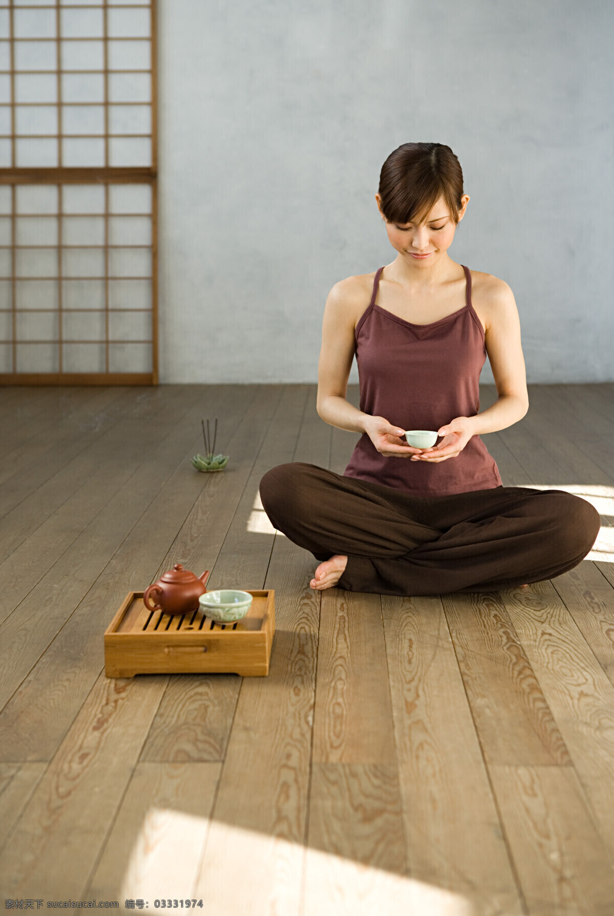 坐在 地板 上端 茶 美女图片 茶文化 花茶 盘坐 茶道 茶具 俯视 美容院 养生 器皿 养颜 美体 美容 化妆品 高清摄影 高清图片 人物图片