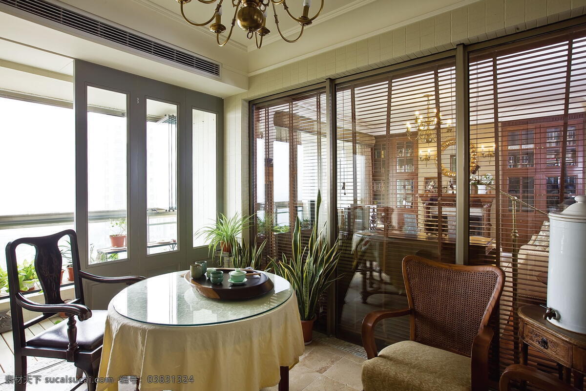 简约 客厅 圆形 茶几 装修 效果图 窗户 盆栽 浅色地板砖 铁艺吊灯 植物