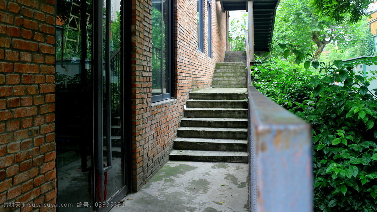 楼梯 楼道 梯子 阶梯 通道 过道 扶手 金属 玻璃 门 树木 绿色 场景 风景 建筑园林 园林建筑